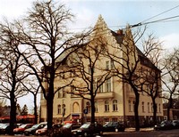 herbstliche Außenansicht des Museums in Johannisthal (ehemaliges Rathaus)