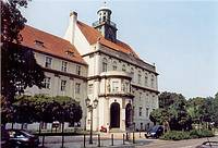 Rathaus von Berlin Treptow  am Rande des Treptower Parkes